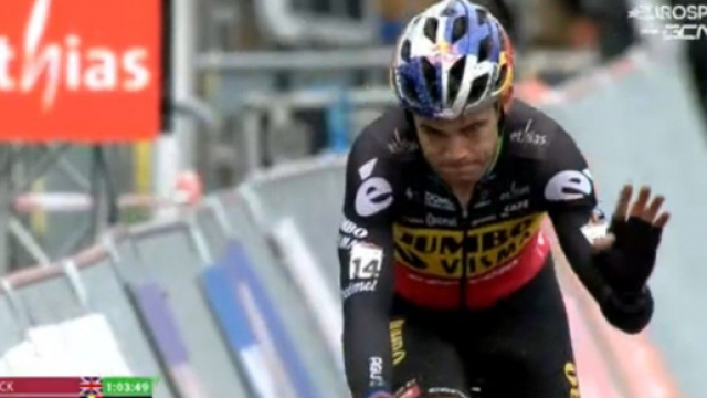 Wout Van Aert all'arrivo della gara di ciclocross di Hulst.