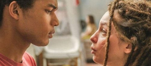 Ravi e Joy em 'Um Lugar ao Sol' (Reprodu&ccedil;&atilde;o/TV Globo)