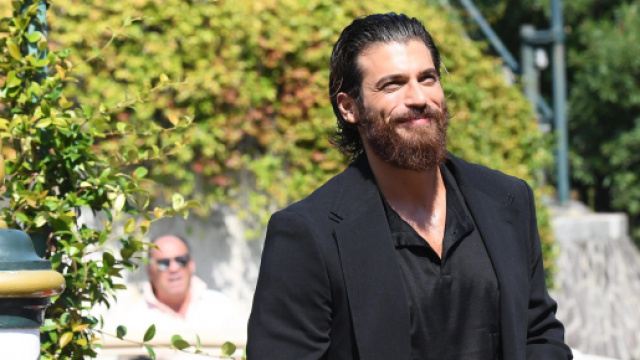 Can Yaman posta canzoni d'amore su Instagram, ipotesi fan: 'Innamorato o altra commedia'.