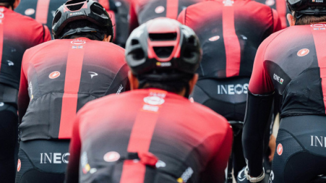 Ciclismo, la Ineos presenta la rosa: Carapaz al Giro, Bernal al Tour contro Pogacar.