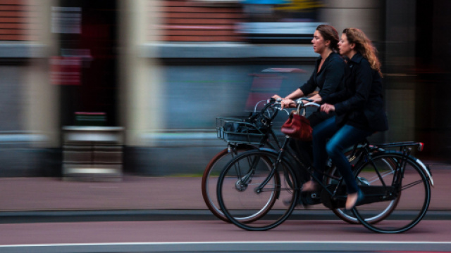 Modena, vigili fanno tutorial per la sicurezza dei ciclisti (video).