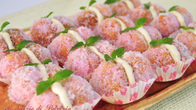 Pesche flamb&eacute;, un dolce greco bello e genuino.