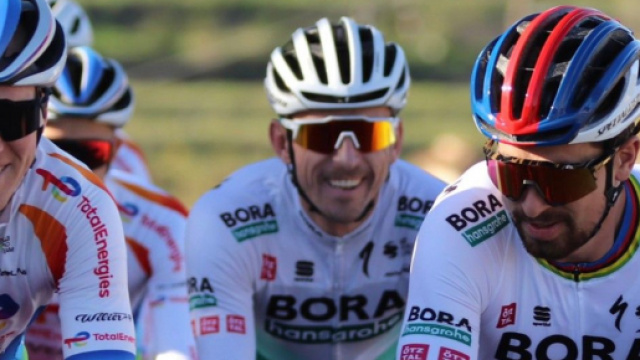 Peter Sagan con i nuovi compagni della Total Energies