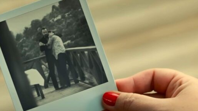 Sermin fotografa la zia insieme a Fekeli