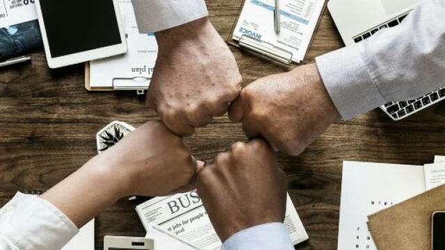 L'oroscopo del 12 ottobre per il lavoro e le emozioni: i Pesci devono affrontare le paure.