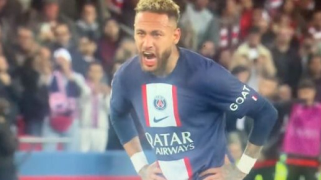Neymar qui encourage Mbapp&eacute; sur son penalty. (cr&eacute;dit Twitter)