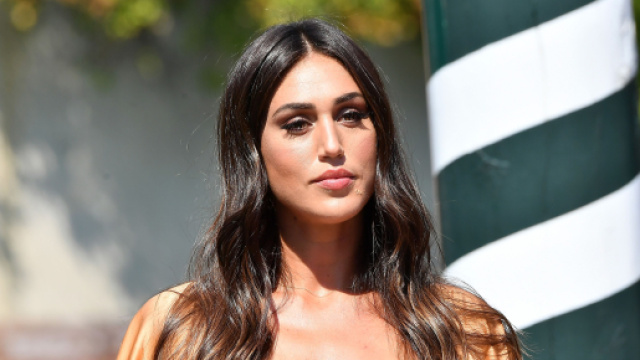 Moda novit&agrave; per l'autunno 2022, la minigonna di Chiara Ferragni e i combat boots di Cecilia Rodriguez.