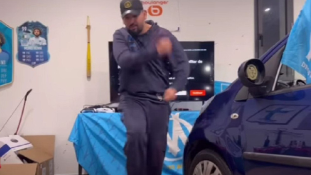 La danse 'malaisante' de Mohamed Henni pour f&ecirc;ter l'OM fait le buzz (capture YouTube)