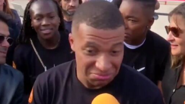 Mbapp&eacute; g&ecirc;n&eacute; quand on lui demande si sa maman est fi&egrave;re, la r&eacute;ponse buzze (capture YouTube)