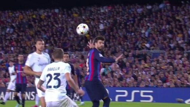 Piqu&eacute; demandant &agrave; sa d&eacute;fense de rester tranquille sur le but de Barella d&eacute;cha&icirc;ne Twitter (capture YouTube)