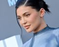 Tendenze moda autunno antiage 2022: i pantaloni neri e l'originale top di Kylie Jenner