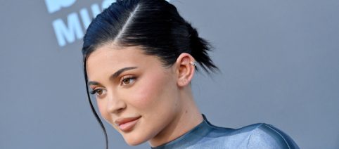 Tendenze moda autunno antiage 2022: i pantaloni neri e l'originale top di Kylie Jenner