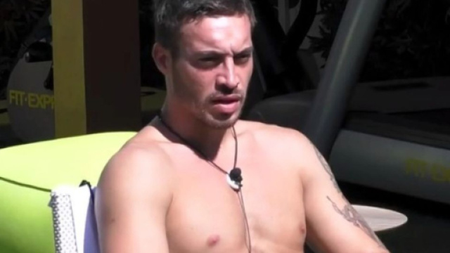 GF Vip, Antonino scatena tensioni nella notte.