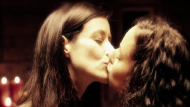 Tempesta d'amore, trame tedesche: Vanessa e Carolin saranno travolte dalla passione.