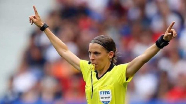 Rennes - OL : L'arbitre St&eacute;phanie Frappart percut&eacute;e, six personnes au sol, la vid&eacute;o buzze (capture YouTube)