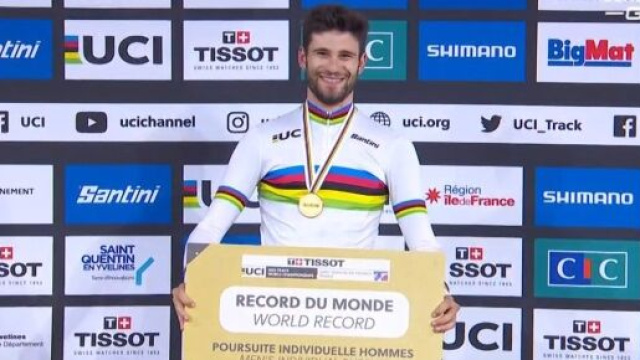 Ciclismo, Filippo Ganna ha stabilito il record dell'ora e il record del Mondo dell'inseguimento.