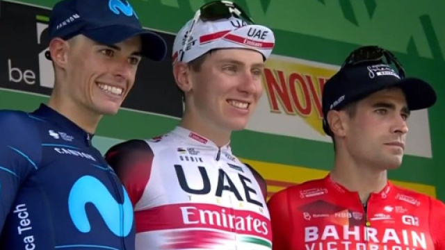Ciclismo, Tadej Pogacar sul podio del Giro di Lombardia.