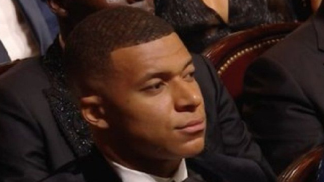 Kylian Mbapp&eacute; en charmante compagnie au Ballon d'Or, la jeune femme fait le buzz (capture YouTube)
