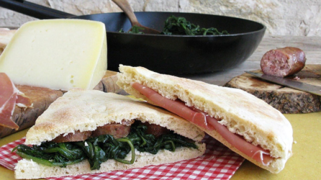 Ricetta della torta al testo, specialit&agrave; umbra.