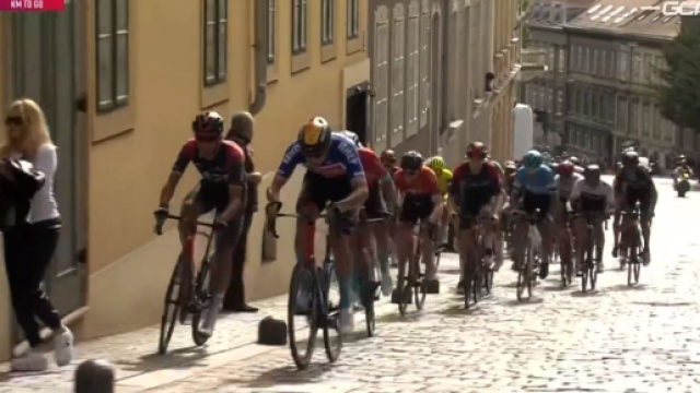 Ciclismo, Jonathan Milan in testa al gruppo nella tappa di Zagabria.