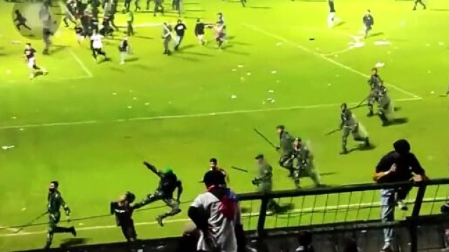 Indon&eacute;sie : Des bagarres entre supporters et avec la police font plus de 100 morts (capture YouTube)