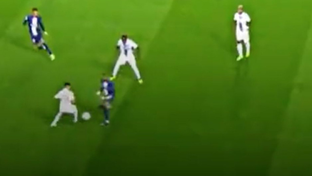 Neymar victime d'un petit pont d'Atal ce samedi soir. (cr&eacute;dit Twitter)