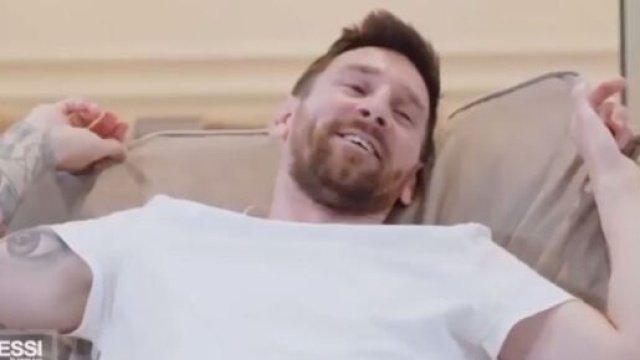 Leo Messi a d&ucirc; faire face &agrave; l'&eacute;motion d'un journaliste qu'il l'interviewait. (cr&eacute;dit Twitter)