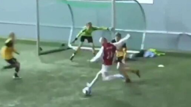 Une vid&eacute;o d'Haaland encha&icirc;nant les frappes du gauche &agrave; 13 ans fuite et rend fous les fans (capture YouTube)