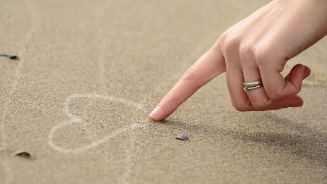 L'oroscopo del 23 ottobre su amore e salute: bene i single del Toro, Leone imbattibile.