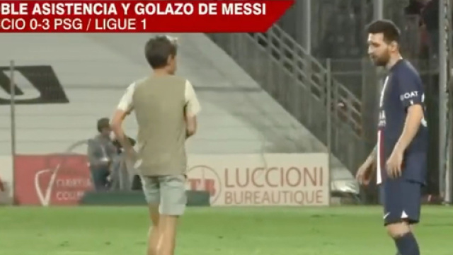 Messi a d&ucirc; faire quelques photos avec des fans ce vendredi lors d'Ajaccio-PSG. (cr&eacute;dit Twitter)