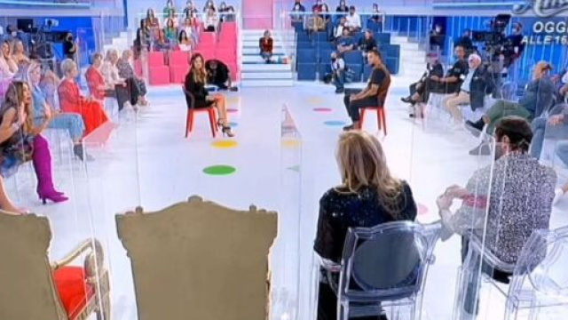 Uomini e donne, cambio programmazione: saltano due puntate per il ponte di Ognissanti 2022.