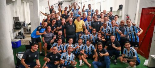Jogadores celebram acesso ap&oacute;s a partida contra o N&aacute;utico Fotos: Lucas Uebel