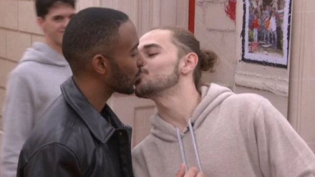 Star Academy : Julien, qui a embrass&eacute; Chris deux fois, quitte le cours de chant &eacute;nerv&eacute; et se fait critiqu&eacute; sur les r&eacute;seaux sociaux.