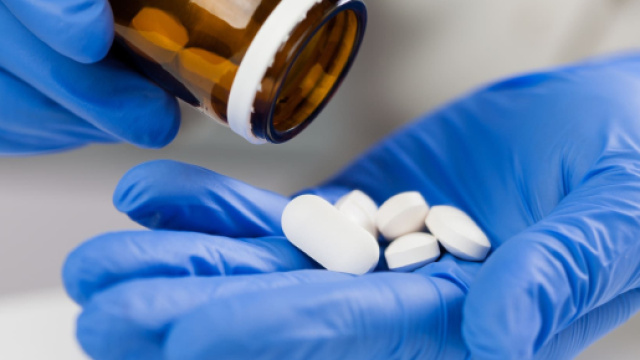 I farmaci negli anziani: oltre un terzo ne prende pi&ugrave; di 10 l'anno