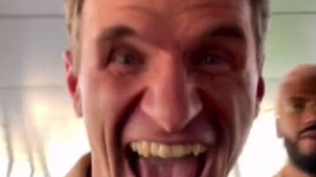 Le message 'mena&ccedil;ant' de M&uuml;ller &agrave; Lewandowski avant le choc face au Bar&ccedil;a buzze (capture YouTube)