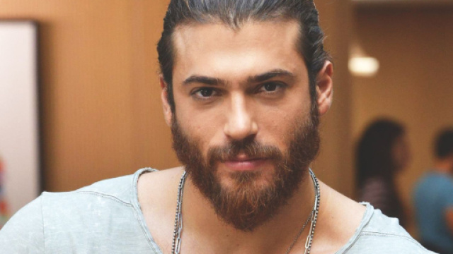 Can Yaman impegnato nel sociale: l'annuncio su Instagram (Foto).