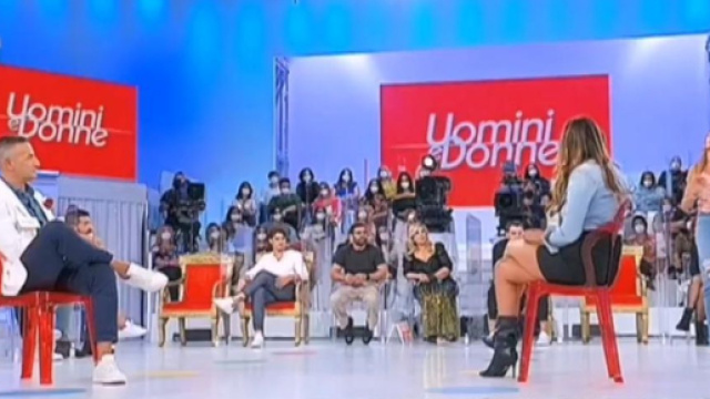 U&D, Riccardo bacia Roberta e Ida sbotta, fan polemici: 'Uno schifo, squallidi e ridicoli'.