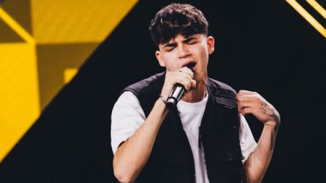 Amici 22, chi &egrave; Ascanio, il nuovo cantante di Rudy Zerbi: ha 18 anni e ha partecipato ai Bootcamp di X-Factor.