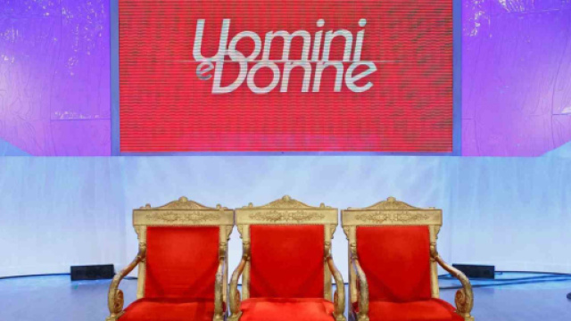 Cambio programmazione Uomini e Donne: stop per il ponte di Ognissanti, torner&agrave; il 3 novembre.