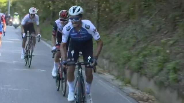 Ciclismo, Julian Alaphilippe all'attacco alla Coppa Bernocchi.