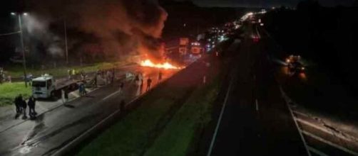 Caminhoneiros fecham estradas em protesto &agrave; vit&oacute;ria de Lula (Reprodu&ccedil;&atilde;o/Twitter/@CesarLimzz)