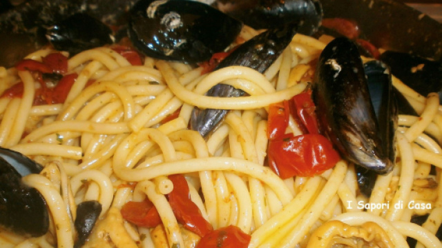 Bucatini con le cozze, un piatto molto gustoso.
