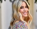 Moda, fra le tendenze autunno 2022 ci sono i jeans skinny e il maglione a righe