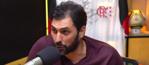 Athirson jogo no Flamengo na d&eacute;cada de 1990 e in&iacute;cio do s&eacute;culo (Reprodu&ccedil;&atilde;o/YouTube/Charla Podcast)