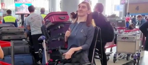 La mujer m&aacute;s alta del mundo vuela por primera vez en avi&oacute;n (Captura de v&iacute;deo Telemundo)