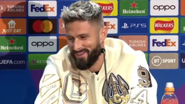 Giroud passe de l'Italien &agrave; l'Anglais sans s'en rendre compte et provoque un fou rire (capture YouTube)