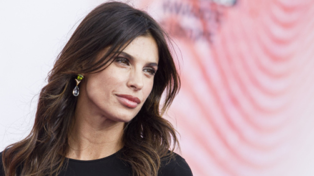 Moda novit&agrave; per l'autunno 2022, i pantaloni cargo e i biker boots di Elisabetta Canalis