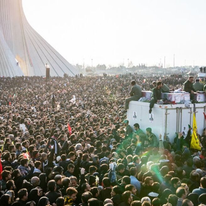 Queste immagini di grandi folle non sono le proteste a favore dell&rsquo;hijab in Iran nel 2022 (Mohammad Mohsenifar/Mehr News Agency)