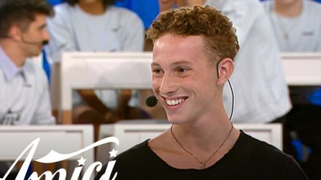 Amici 22, chi &egrave; Wax, il cantante di Turista per caso: ha 20 anni e il suo vero nome &egrave; Matteo.