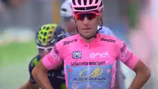 Vincenzo Nibali in maglia rosa al Giro d'Italia 2016.